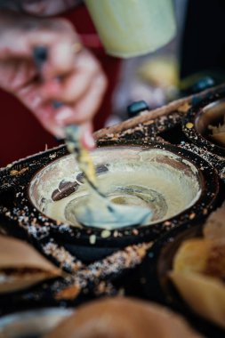 Apam Balik, Güneydoğu Asya 'da kremalı ve fıstıklı bir krep. Bu yumuşak krep genellikle sokak pazarında sipariş vermek için yapılır..