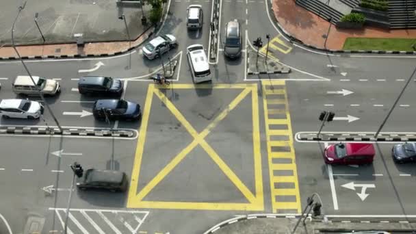 Aerial Bergerak Atas Melihat Mobil Persimpangan Jalan Yang Sibuk Kajang — Stok Video
