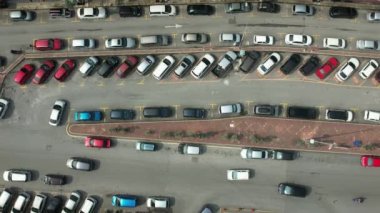 Hava aracı parkı, tepeden aşağı görüş, gün ışığı, bir sürü araba, kalabalık otopark. Yavaş çekim, 4K
