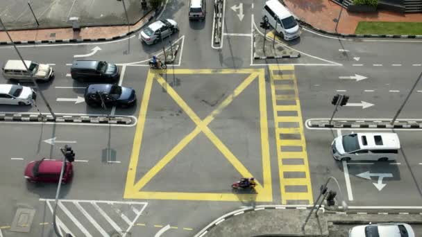 马来西亚色兰哥州Kajang的一条繁忙的公路上的交叉口上的汽车高空鸟瞰图 慢动作 — 图库视频影像
