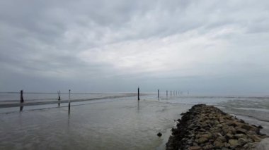 Dalgalar çekildiğinde balıkçıların plajında yürüyen POV. 4K, yavaş çekim, sağa dön.