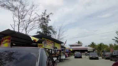  SEKINCHAN, MALAYSIA, 26 Aralık 2023, Pantai Batu 23 'teki POV yol kenarı gıda tezgahı. El bilgisayarı, 4K, Ağır çekim