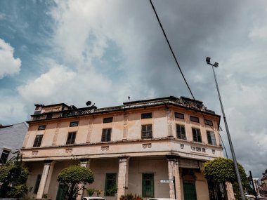 Selangor, Malezya - 29 Ekim 2022 Kuala Kubu Baharu 'daki eski miras binası. Binaların tarihi 1900 'lerden kalma..