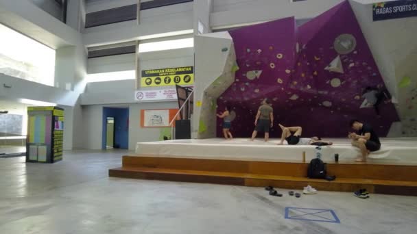 Putrajaya Malaysia Januari 2023 Människor Klättrar Bouldering Inomhus Bergsklättring Gym — Stockvideo