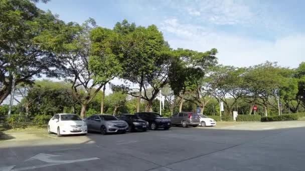 マレーシアのプトラジャヤ 2023年1月4日晴れた日に駐車場の駐車場を歩くPov スローモーション ハンドヘルド — ストック動画