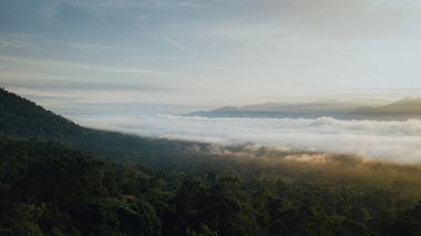 Lenggong, Perak 'taki Titiwangsa sıradağları üzerinde altın gün doğumu sırasında deniz bulutları.