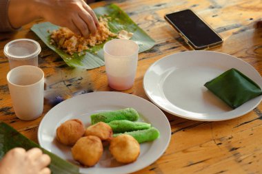 Masada Malezya kahvaltısı var. Nasi lemak ile hindistan cevizli tatlı tatlılar Kuih ketayap ve burger mini.