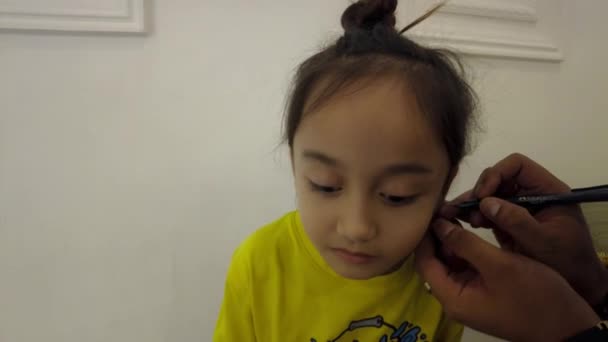 Bangi Malajsie Února 2023 Oddálení Oddálení Nalevo Malé Dívčí Ucho — Stock video
