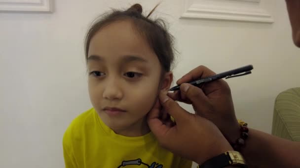 Bangi Malásia Fevereiro 2023 Orelha Menina Está Sendo Marcada Por — Vídeo de Stock