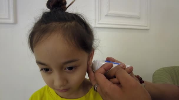 Bangi Malezja Lutego 2023 Rozpylanie Odrętwiałego Sprayu Antyseptycznego Małą Dziewczynkę — Wideo stockowe