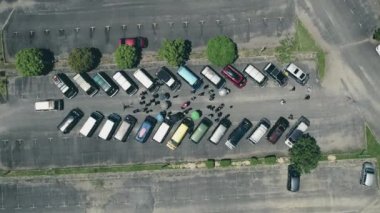 Port Dickson, Malezya - 20 Mayıs 2023 Aerial üst görüntüsü eşsiz bir şekilde park edilmiş çeşitli Nissan Vanette 'e taşınıyor. 4K, Ağır çekim