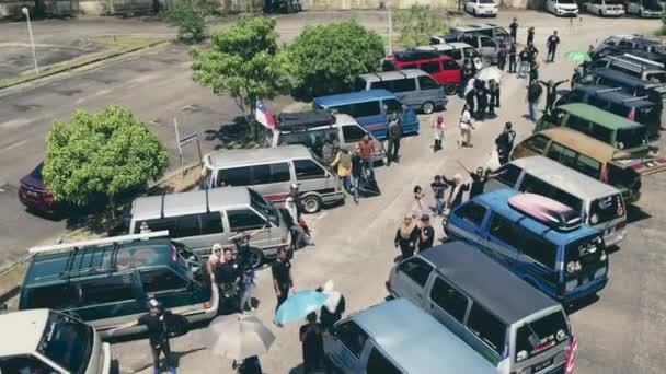 말레이시아의 2023 Nissan Vanette 주인들을 정면으로 바라본다 슬로우 — 비디오