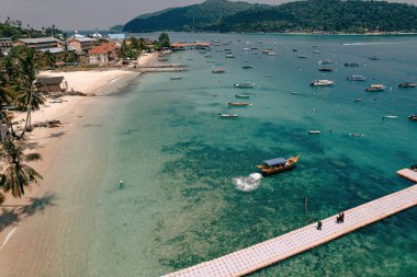 Yüzen köprü ve teknenin hava manzarası, Perhentian Kecil Adası, Asya 'nın güzel varış yeri, yaz tatili seyahati.
