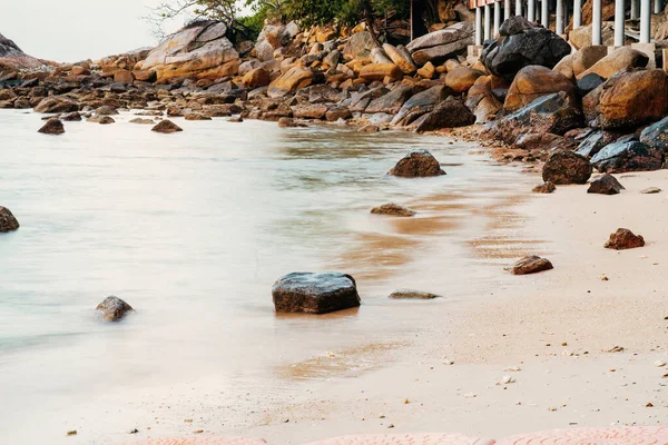 Rocce Vicino Alla Spiaggia Nell Isola Tropicale Lunga Spedizione — Foto Stock