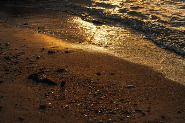 Nascer Sol Dourado Areia Praia Perto Corpo Água — Fotografia de Stock