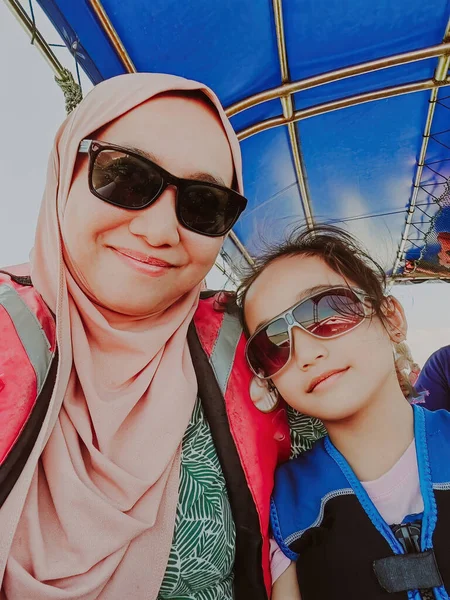 Una Madre Que Usa Hijab Está Tomando Autorretrato Con Hijo —  Fotos de Stock