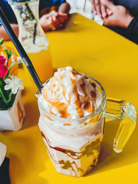 Frappuccino Grande Tazza Vetro Sul Tavolo Caffè Una Giornata Sole — Foto Stock