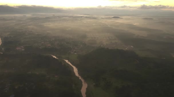 Εναέρια Ομιχλώδες Πρωί Χρυσή Ανατολή Θέα Τροπική Φύση Στο Selangor — Αρχείο Βίντεο