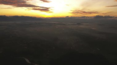 Gün doğarken geniş açılı Bangi Lama manzaralı, Malezya 'nın güzel ışıklarıyla ufuk çizgisine bakıyor. 4K