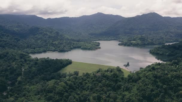 Vista Aérea Del Hermoso Paisaje Montaña Verde Abierto Con Lago — Vídeo de stock