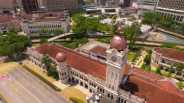  Kuala Lumpur, Malezya - 8 Haziran 2023 Aerial view, yakınlaştırın, Sultan Abdul Samad Binası Merdeka Meydanı. 4K