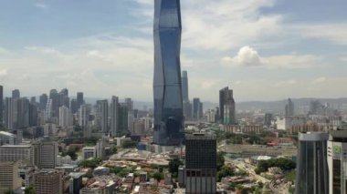 Kuala Lumpur, Malezya - 8 Haziran 2023 Sinema 4K 'da Merdeka 118 kulesi yakınlarında geriye doğru hareket ediyor