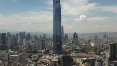 Kuala Lumpur, Malezya - 8 Haziran 2023 Sinema yükselişi 4K 'daki Merdeka 118 kulesini gözler önüne seriyor