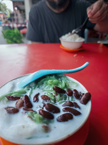 马来西亚传统的冰甜食Cendol与椰奶和红豆一起放在一个碗里 — 图库照片