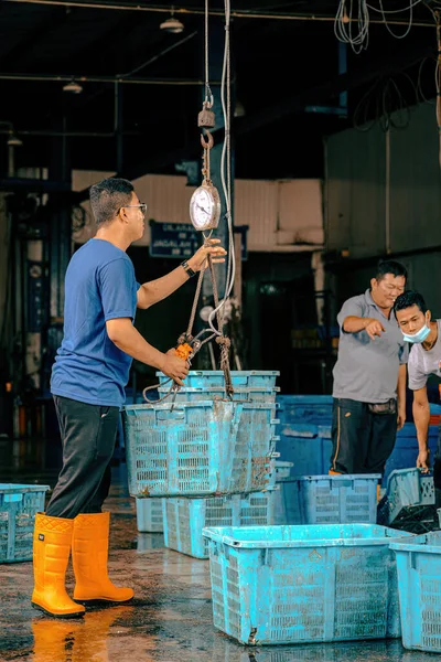 Секинчан Малайзия Октября 2022 Года Рыбаки Перевозящие Рыбу Контейнеры — стоковое фото