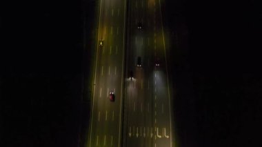Geceleri Malezya 'da düz yolda giden arabaların sinematikleşmesi. 4 bin. Boşluğu kopyala