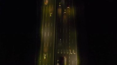 Sinema Üst Manzarası, gece vakti Malezya 'da otoyolda giden arabalar. 4K