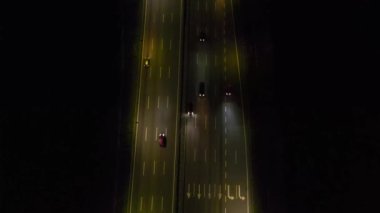 Geceleri Malezya 'da düz yolda giden arabaların sinematikleşmesi. 4 bin. Boşluğu kopyala