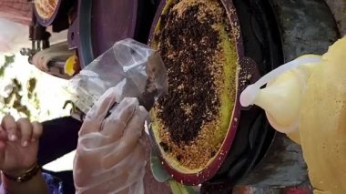  Apam Balik veya Endonezya 'da Bulan Terang, Güneydoğu Asya' da yaygın olarak kullanılan bir gözlemedir.