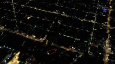 Geceleri Kuala Lumpur civarındaki hava manzarası yakınlaşıyor. 4K