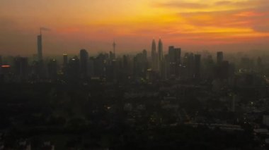Kuala Lumpur, Malezya 14 Haziran 2023 Havacılık manzaralı zoom, sinematik altın gün batımı. 4K, ağır çekim.