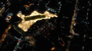  Kuala Lumpur binalarının gece görüş alanının üstünde. 4K