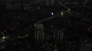 Kuala Lumpur, Malezya 'da hava gece lambası otoyolu sağda. 4K, ağır çekim.