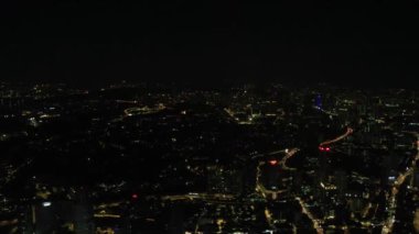 Geceleri Kuala Lumpur şehrinin sağ tarafına doğru ilerliyorlar. 4K