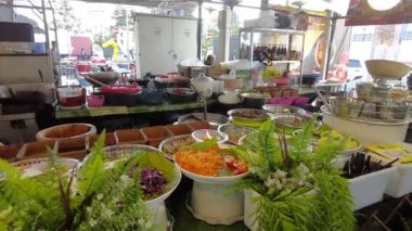 Selangor, Malezya 18 Ocak 2023 Tayland yemeği Tayland helal yemek festivali sırasında tezgahta. 4K Yavaş çekim.