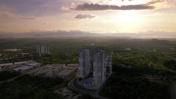 马来西亚斯里普特拉市日出时分的热带绿色公寓大楼的空中景观 4K慢动作 — 图库视频影像