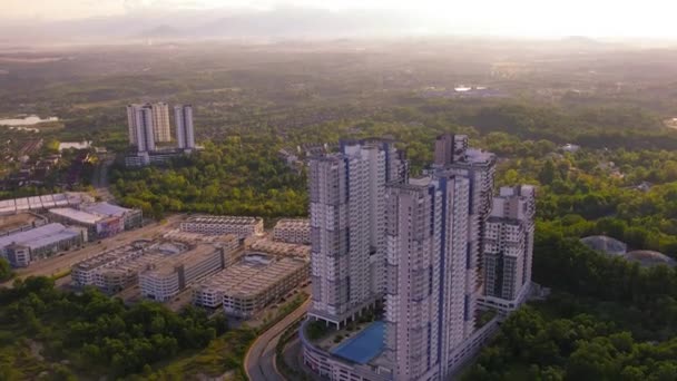 Luftaufnahme Eines Wohnhauses Mit Tropischer Grüner Umgebung Während Des Sonnenaufgangs — Stockvideo