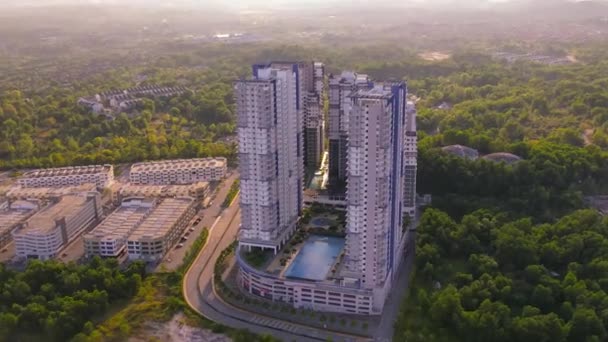 Цифровий Аерофотозйомка Багатоквартирного Будинку Тропічно Зеленим Оточенням Під Час Сходу — стокове відео