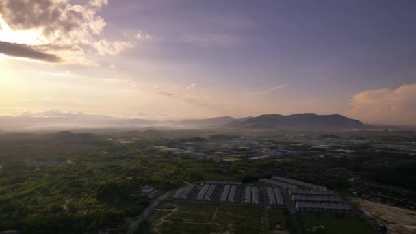マレーシア セランゴール州カジャンのバンダルセリ プトラ郊外の町の空中写真の回転 — ストック動画