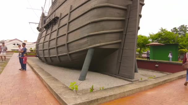 马来西亚马六甲 2023年7月7日 将Pov海事博物馆 Pov Maritime Museum 的建筑倾斜 设计成一艘旧船 4K慢动作 — 图库视频影像