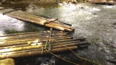Bambu tatil kulübesinde zaman aşımı ve bir derede akan su, bir yağmur ormanı nehri. 4K