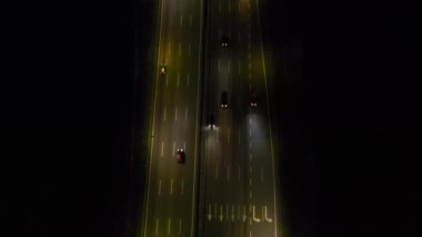 Geceleri Malezya 'da düz yolda giden arabaların sinematikleşmesi. 4 bin. Boşluğu kopyala