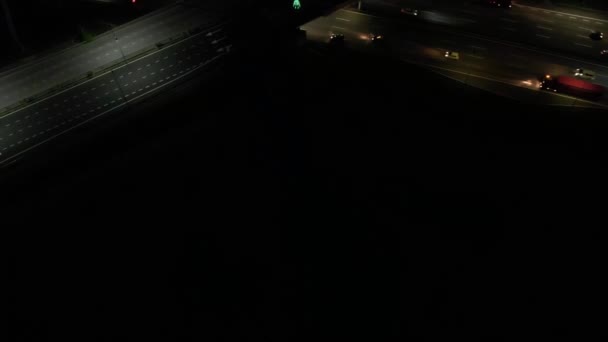 在马来西亚 汽车夜间在公路交叉口上行驶时的电影倾斜 — 图库视频影像
