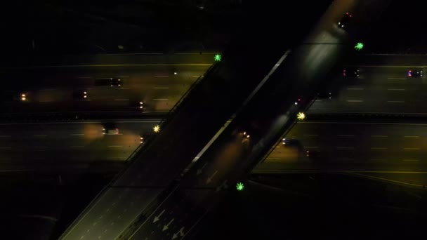 Widok Góry Zoom Samochodów Poruszających Się Skrzyżowaniach Autostrad Malezji Nocy — Wideo stockowe