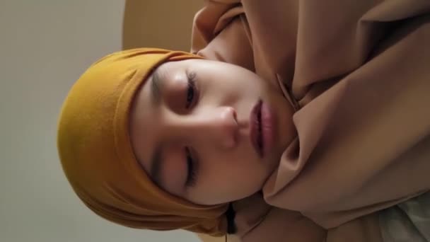 Lekka Dziewczyna Nosząca Nakrycie Głowy Pokryta Kocykami Podczas Wysokiej Temperatury — Wideo stockowe