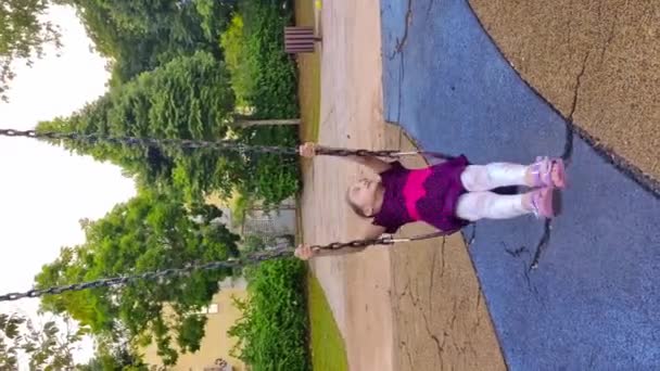 Une Petite Fille Balance Dehors Vidéo Verticale — Video